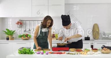 厨师教亚洲女学<strong>生如</strong>何做饭。